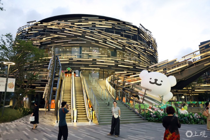 随着鑫耀·光环Live二期建成,徐汇漕河泾片区迎来一座全新地标。由日本建筑大师隈研吾设计的音宇宙LIVERSE双子星剧场位于该项目北区,因外观设计独特、神似国家体育场(北京)而被誉为上海版鸟巢“。