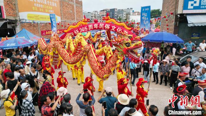 广西南宁乡镇民俗文化庙会热闹上演