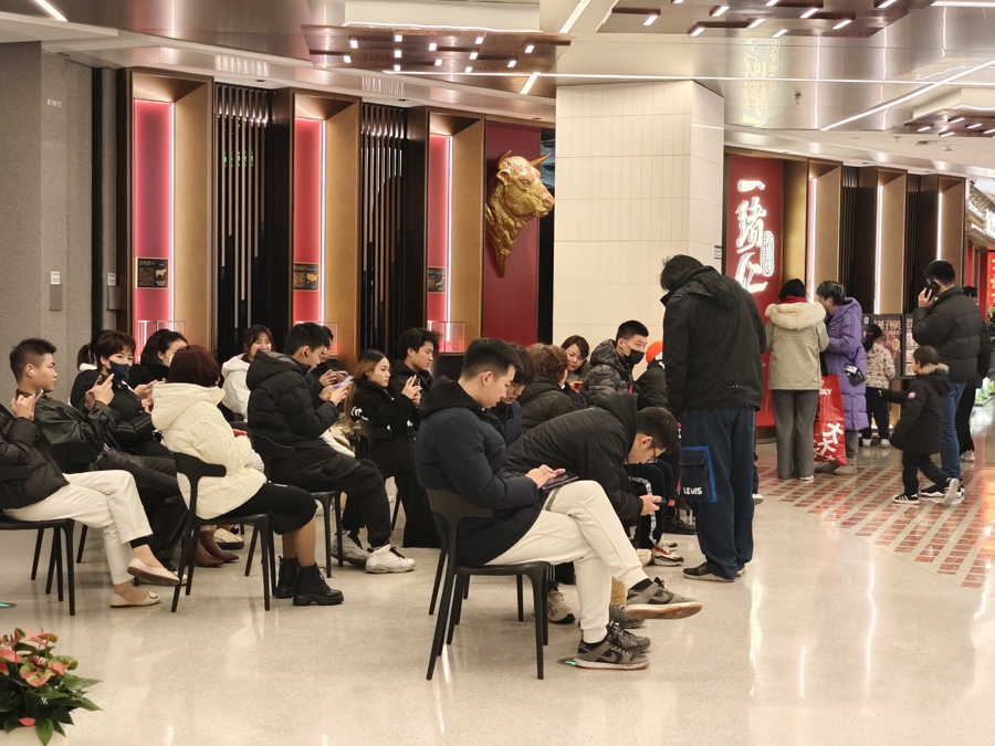 图片说明:周一下午16:50,龙华会地下一层的餐厅门口已经大排长龙。彭德倩摄