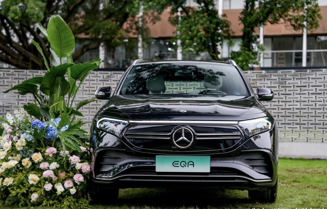 奔驰eqa&eqb纯电suv广州展示"电动艺术"