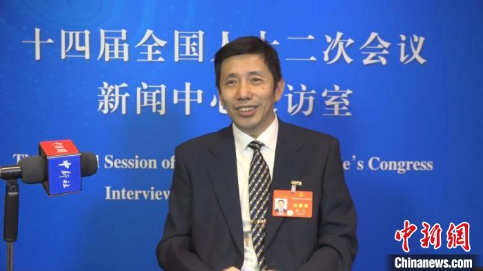 中新社记者王世博摄"南繁并不是地名,而是指海南五指山以南区域冬天