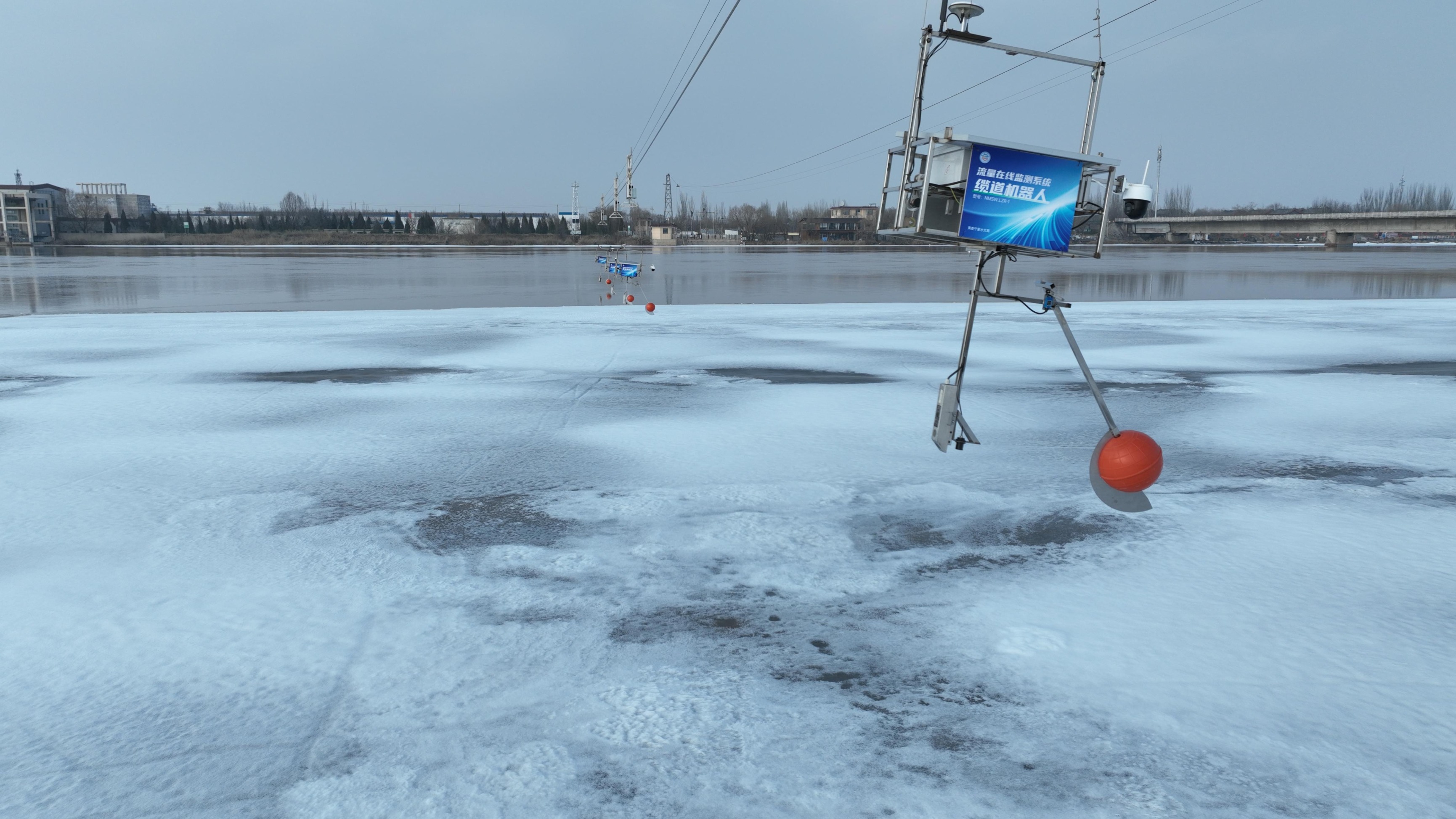 包头水文站流量智能在线监测系统。人民网记者