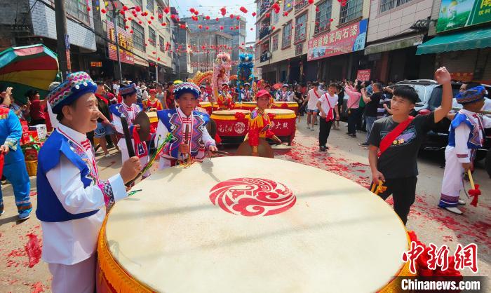 广西南宁乡镇民俗文化庙会热闹上演
