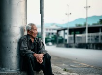 破解失能老人照护难题 我国加快建立长期护理保险制度