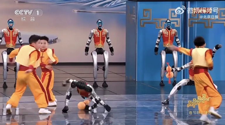 “机器人全面入侵春晚”后卖爆了!同款要85000元?摔倒“失误”是怎么回事