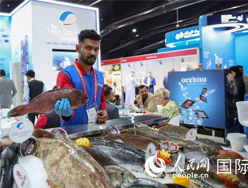 海湾食品展上,一位展商在展示海产品.人民网