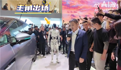 身高178cm小鹏机器人IRON亮相:即将奔赴工厂和门店打工