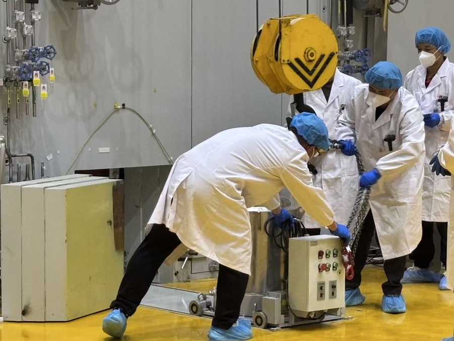 科研人员将熔盐堆中取出的样品传送到相关实验室