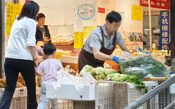 家门口的菜市场方便居民日常生活中金汇融。人民网记者 