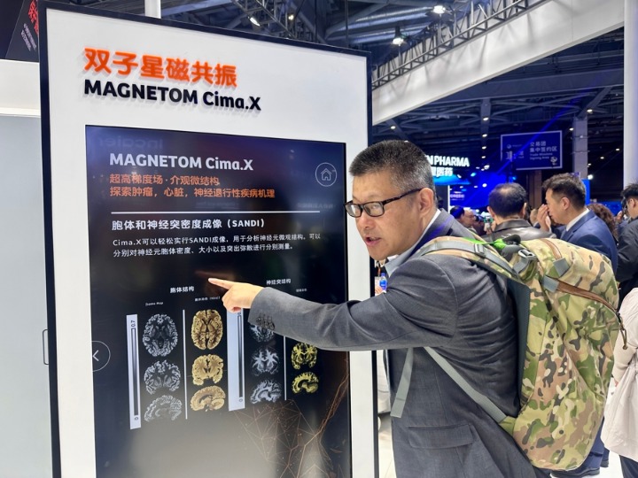 顾闻正在逛展。