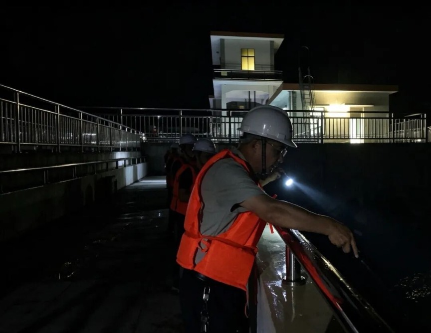 广东省惠州市白盆珠水库工程管理局工作人员夜间巡查。受访者供图