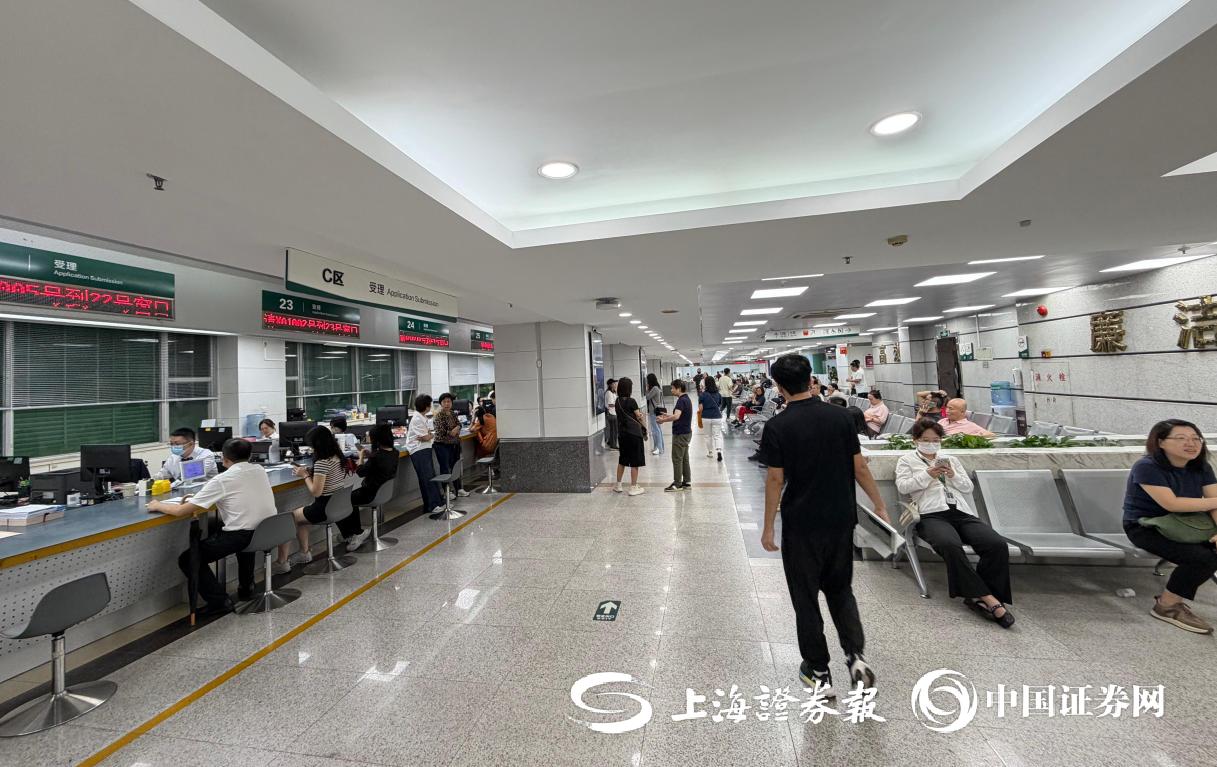 广州市不动产登记中心坐满了等待办理房产过户手续的市民。记者 