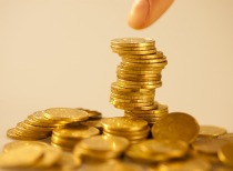 “比存银行划算多了” 消费者通宵排队购金 老铺黄金部分产品克价达1600-2000元