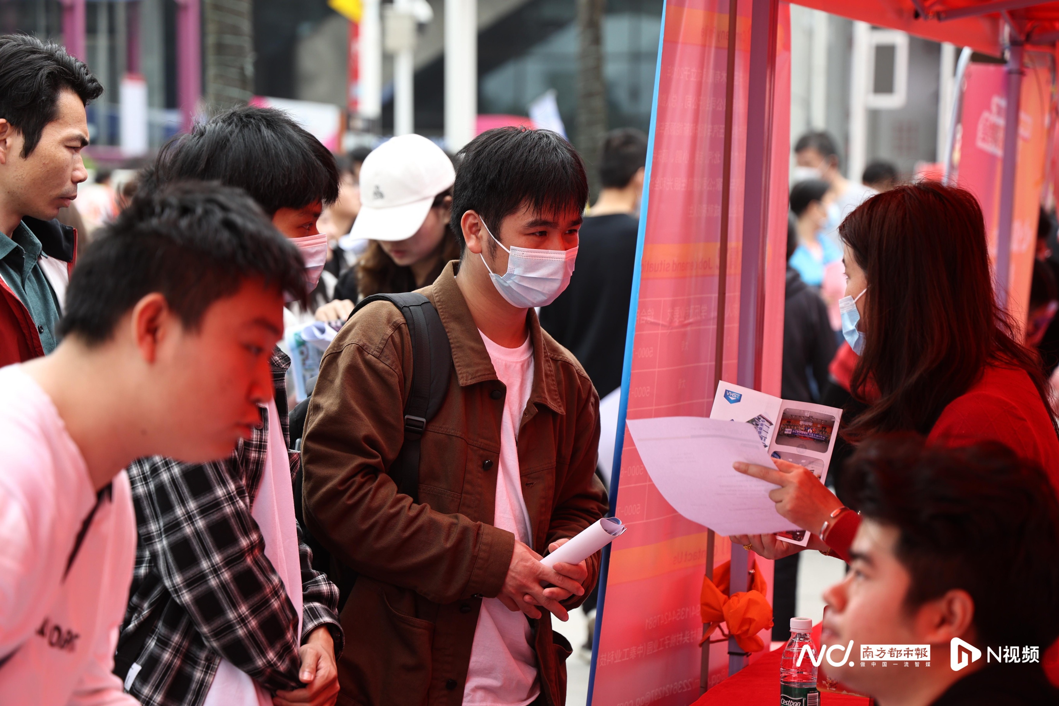 出站应聘家人们放心我带着行李就去上班了