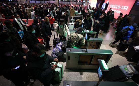 春运首日，乘坐K4159次列车的旅客准备检票乘车。人民网记者 