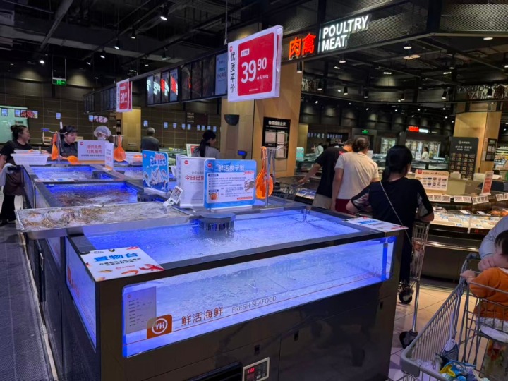 永辉金山万达店内,鲜活梭子蟹傍晚时已沽清。叶宇摄