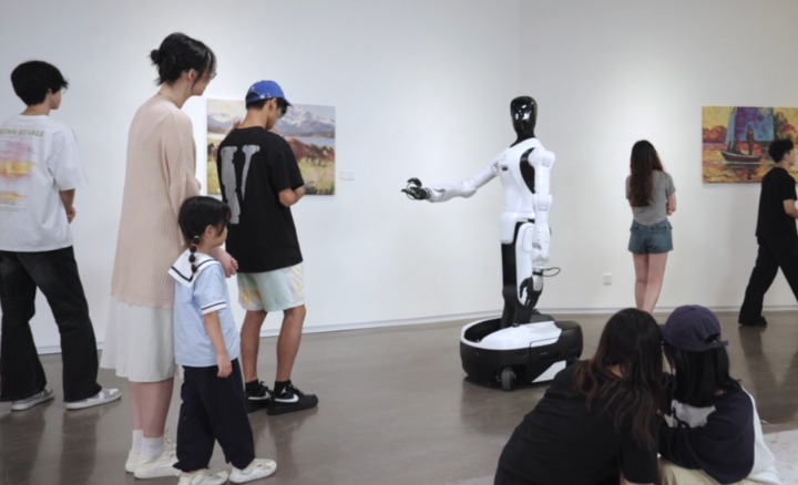 精灵G2在美术馆进行导览讲解工作