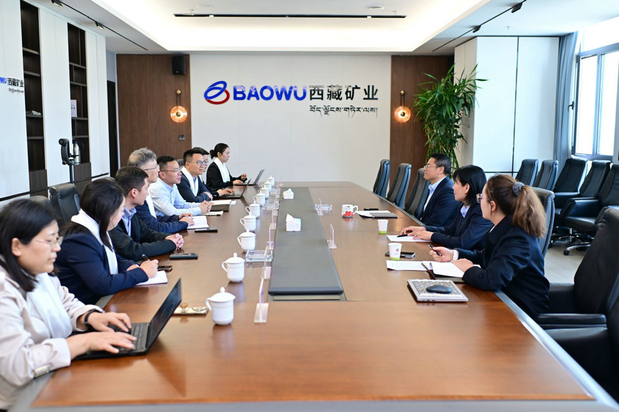 1756078574967700.jpg 图为为证券时报社党委书记、社长兼总编辑程国慧一行采访西藏矿业董事长张金涛场景。.jpg