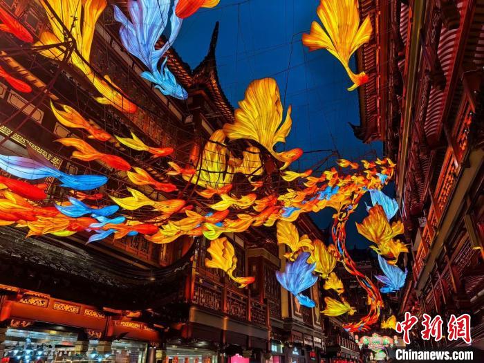 (新春走基层)上海豫园灯会人气足 东西辉映显浓浓年味