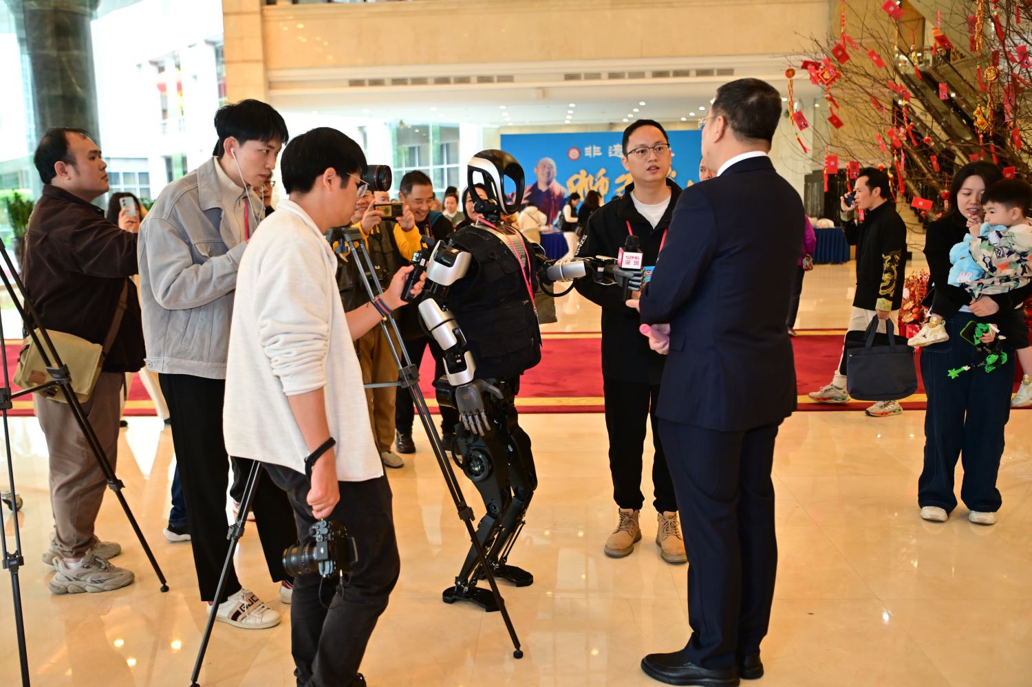人形机器人"记者"首次亮相深圳两会报道现场