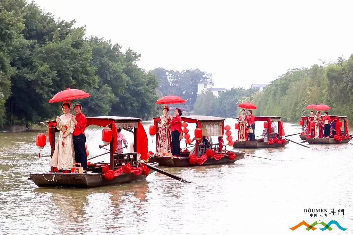 博士夫妇参与斗门水上婚嫁以参与推动国家非遗项目传播