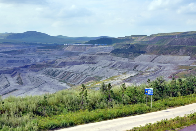 图为内蒙古自治区一处正在修复治理的矿山.摄影/章轲