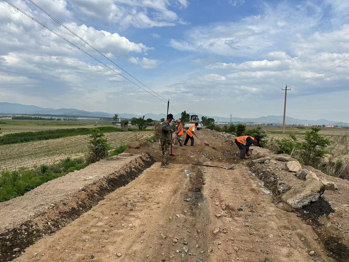 道路施工现场.蛟河市委供图