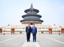 习近平同美国总统特朗普参观天坛