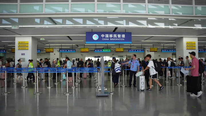 暑运期间,上海邮轮口岸出现客流高峰。卢姣