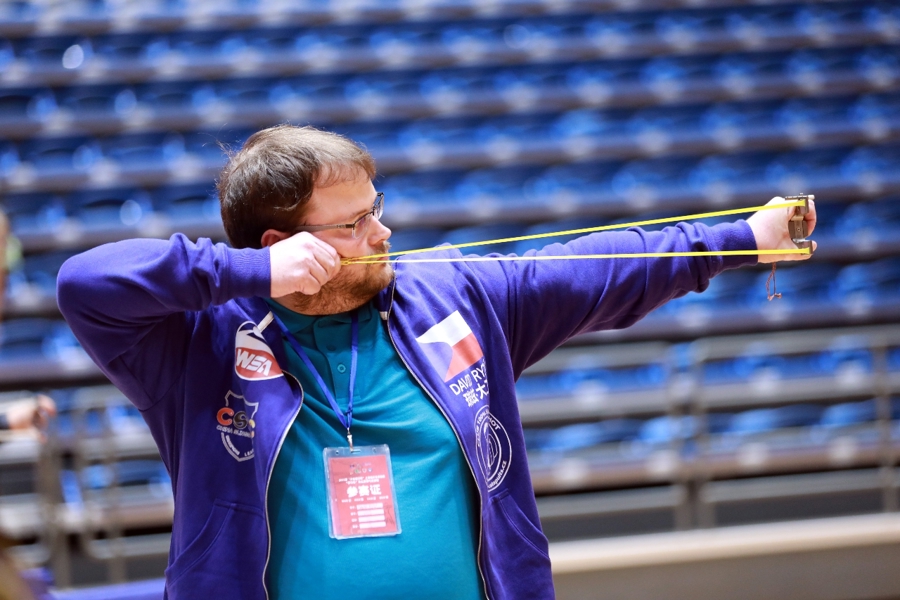 诺瓦克·扬是捷克弹弓爱好者,最近和朋友正在上海旅游,听说嘉定有弹弓