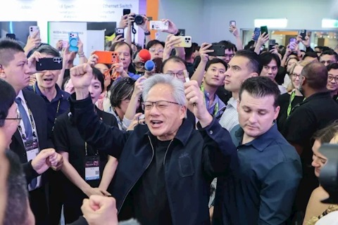 黄仁勋成台北电脑展顶流：热情与女粉握手拍照 