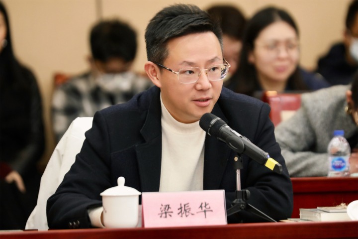 总编剧梁振华