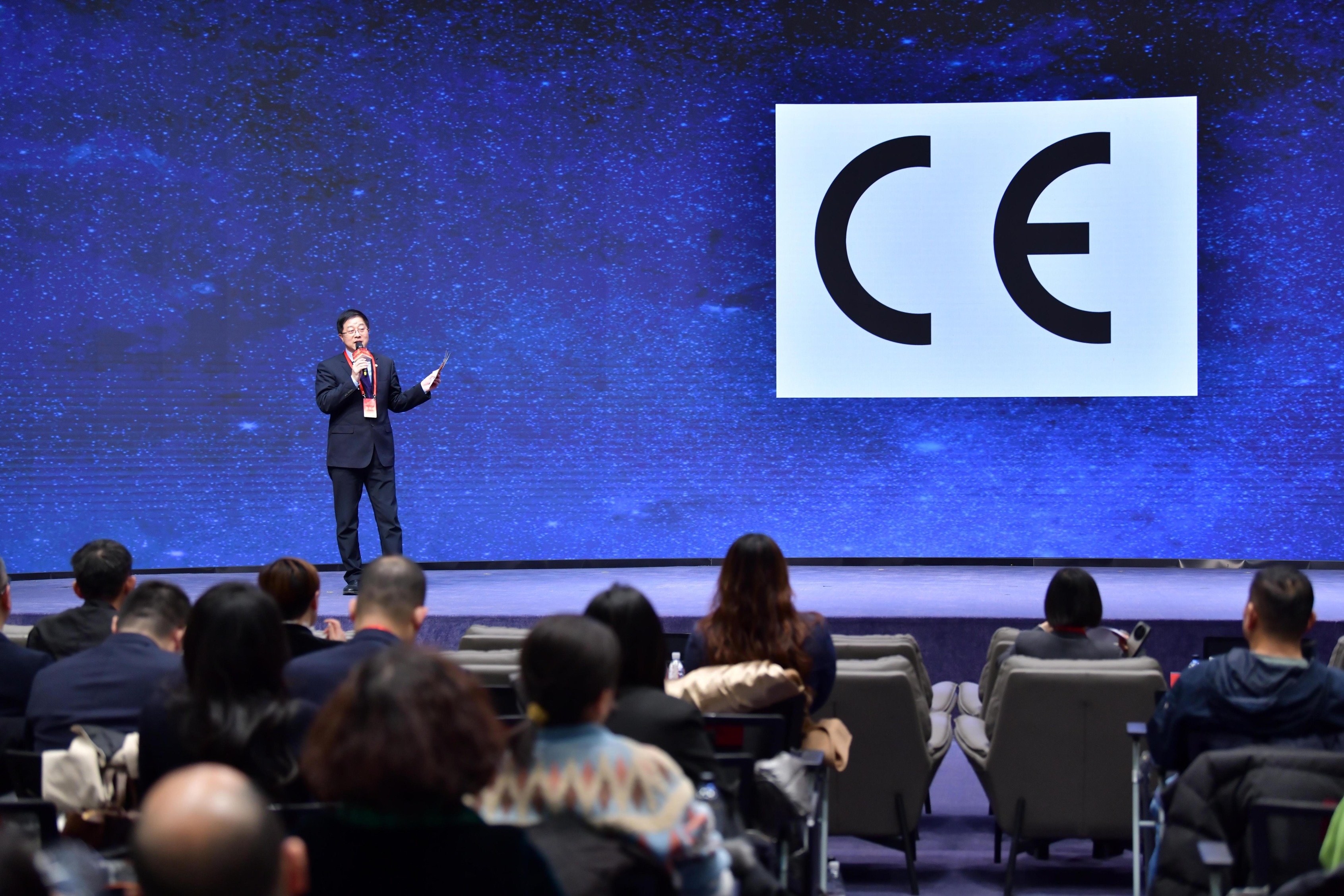 中国质量认证中心主任刘江在2025人民财经论坛发言。人民网记者 