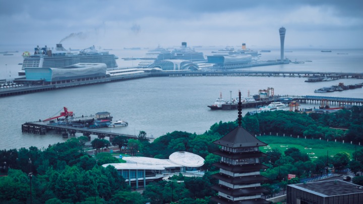 图为吴淞口国际邮轮港三船停靠。/朱嘉奕摄