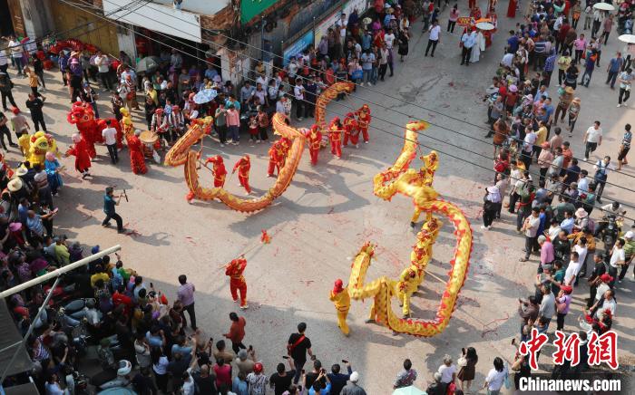 广西南宁乡镇民俗文化庙会热闹上演