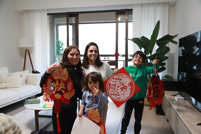 李承侠和家人们“一起贴窗花。人民网记者 