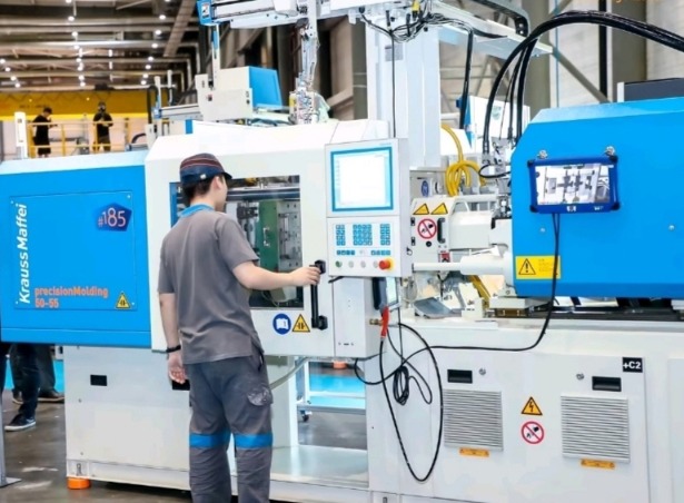 克劳斯玛菲的领菲全自动注塑机。