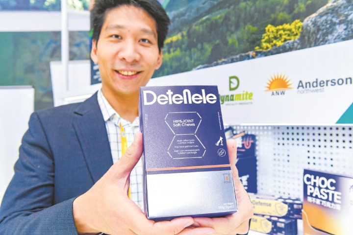 美国饲料添加剂公司Dynamite亚太地区贸易代表许汝维展示来自爱达荷州的展品。