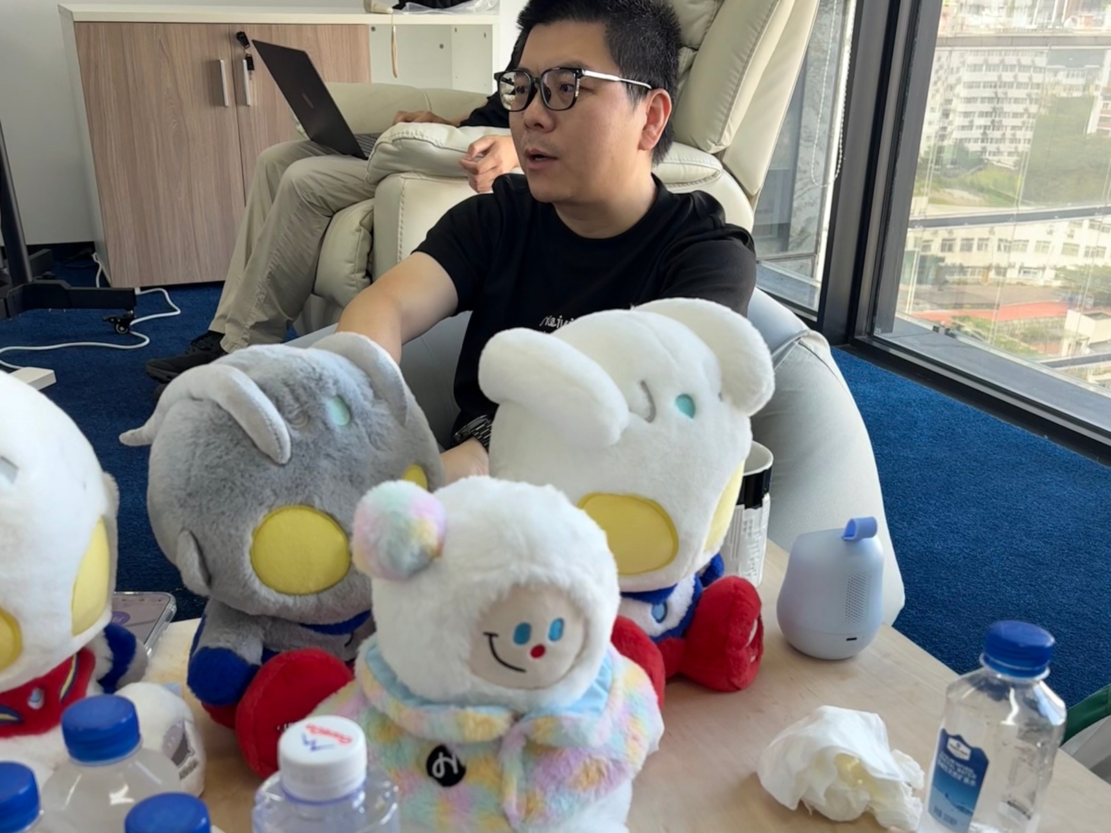 李勇正在向记者介绍产品。图片来源：乔心怡