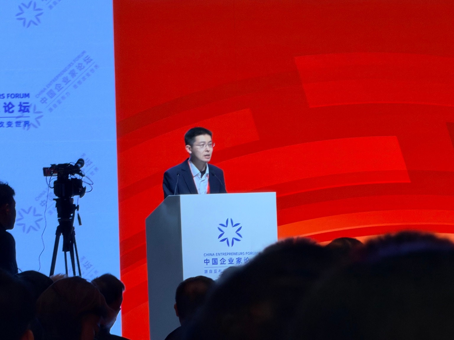 宇树科技创始人王兴兴：预计今年机器人应该会跑的比人还快 比飞人博尔特更快