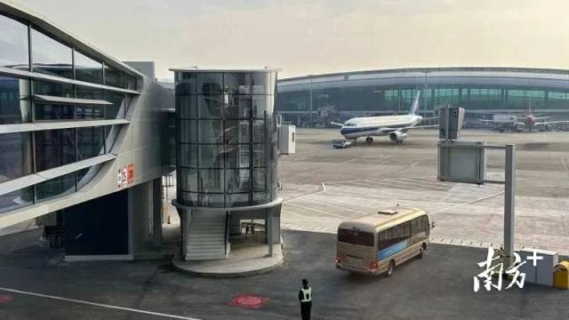白云机场2023年累计客流吞吐量突破6300万人次,位居国内机场之首,提前锁定全国机场年旅客吞吐量四连冠。