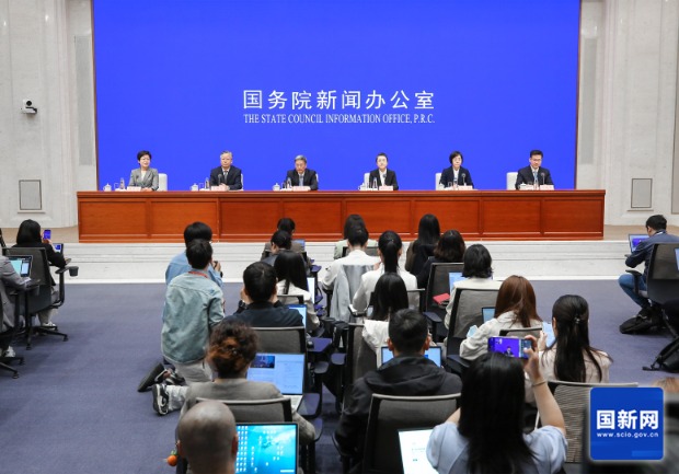 国新办举行新闻发布会介绍《中华人民共和国民营经济促进法》有关情况。图片来源：国新网