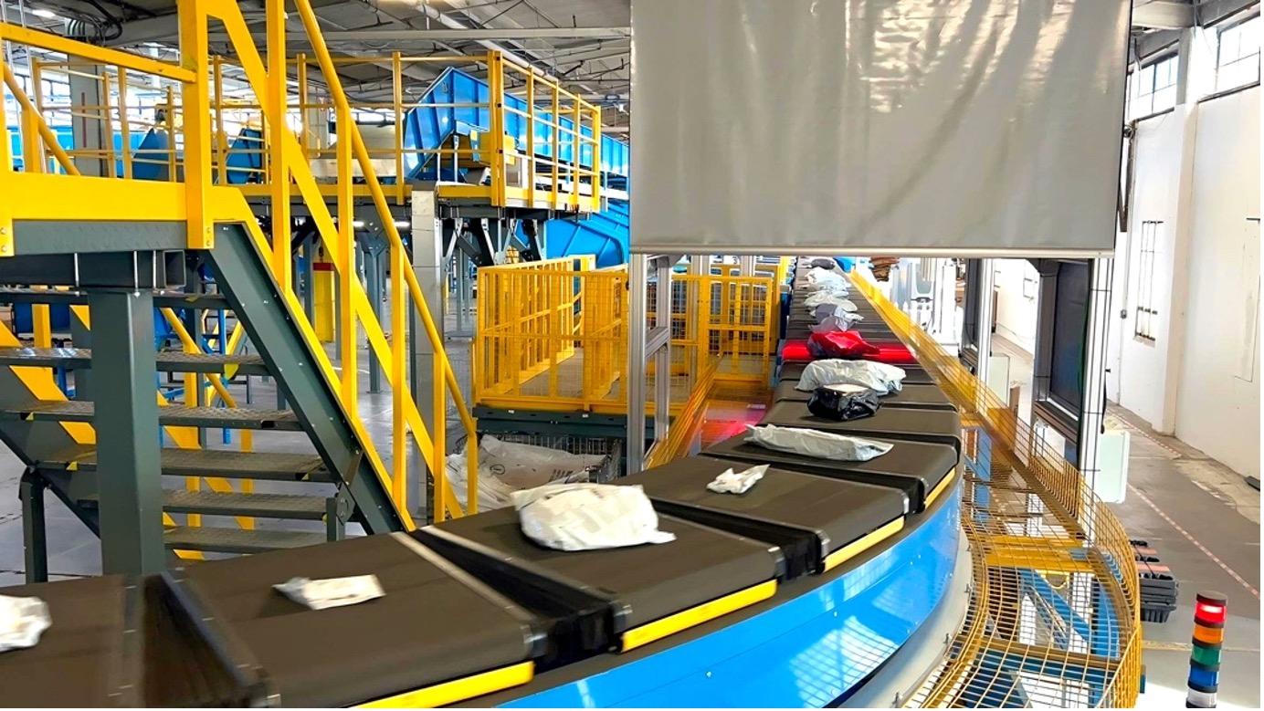 菜鸟洛杉矶分拨中心自动化设备