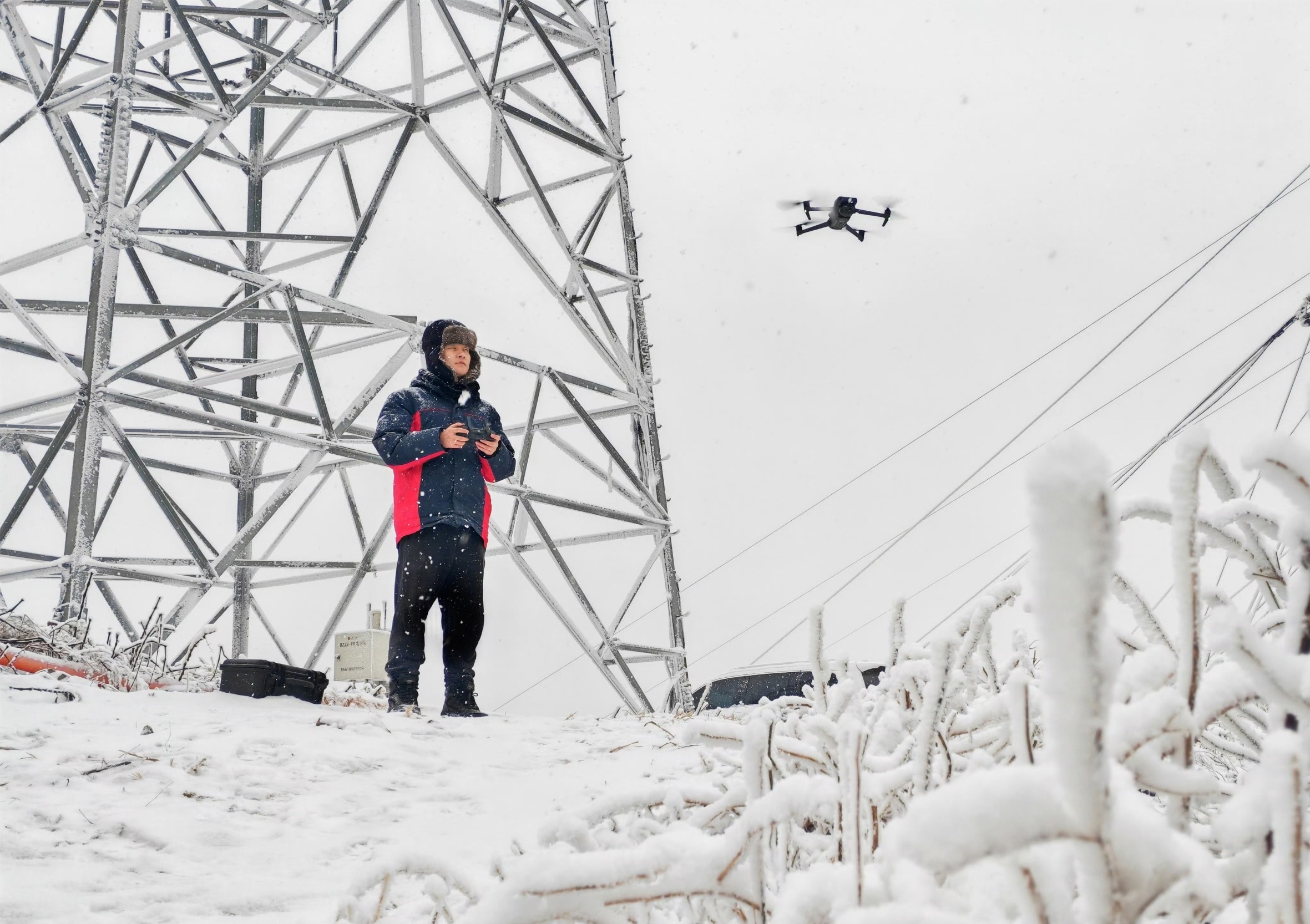 供电部门工作人员用无人机对输电线路进行巡检。受访者供图