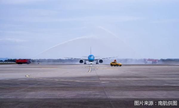 南航C919国产大飞机首飞广州至温州航线