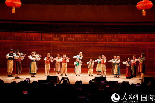 瑞典莉拉音乐学院学生演奏《友谊地久天长》。人民网记者