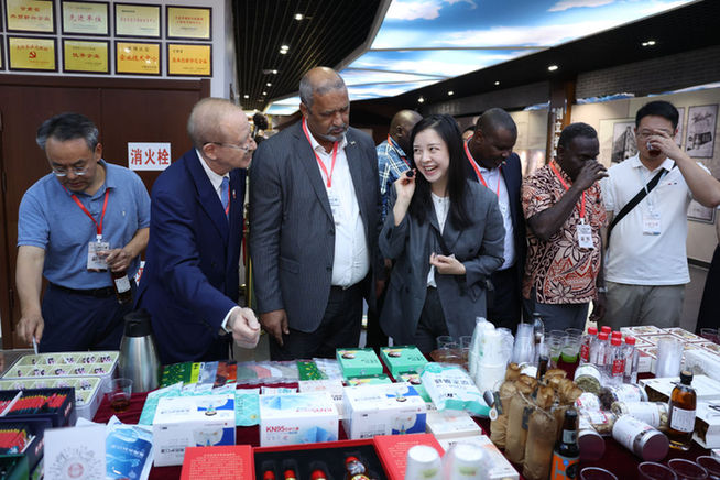 新华社记者陈斌摄外交官们对中国的中医药发展有着浓厚兴趣.