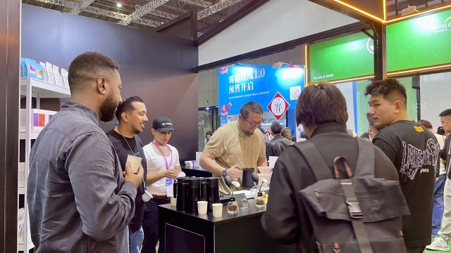 来自阿曼的咖啡烘焙展商正在与中国从业者交流 