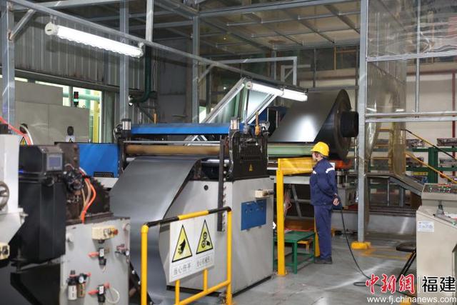 区的首钢凯西钢铁有限公司(以下简称"首钢凯西")马口铁厂生产车间内