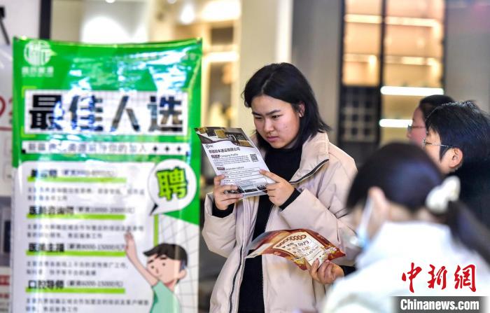 乌鲁木齐：妇女人才专场招聘活动吸引女性求职者